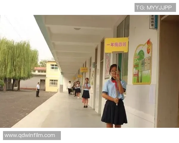 快乐踢球梦想起航小学足球海报展现青春活力与团队精神